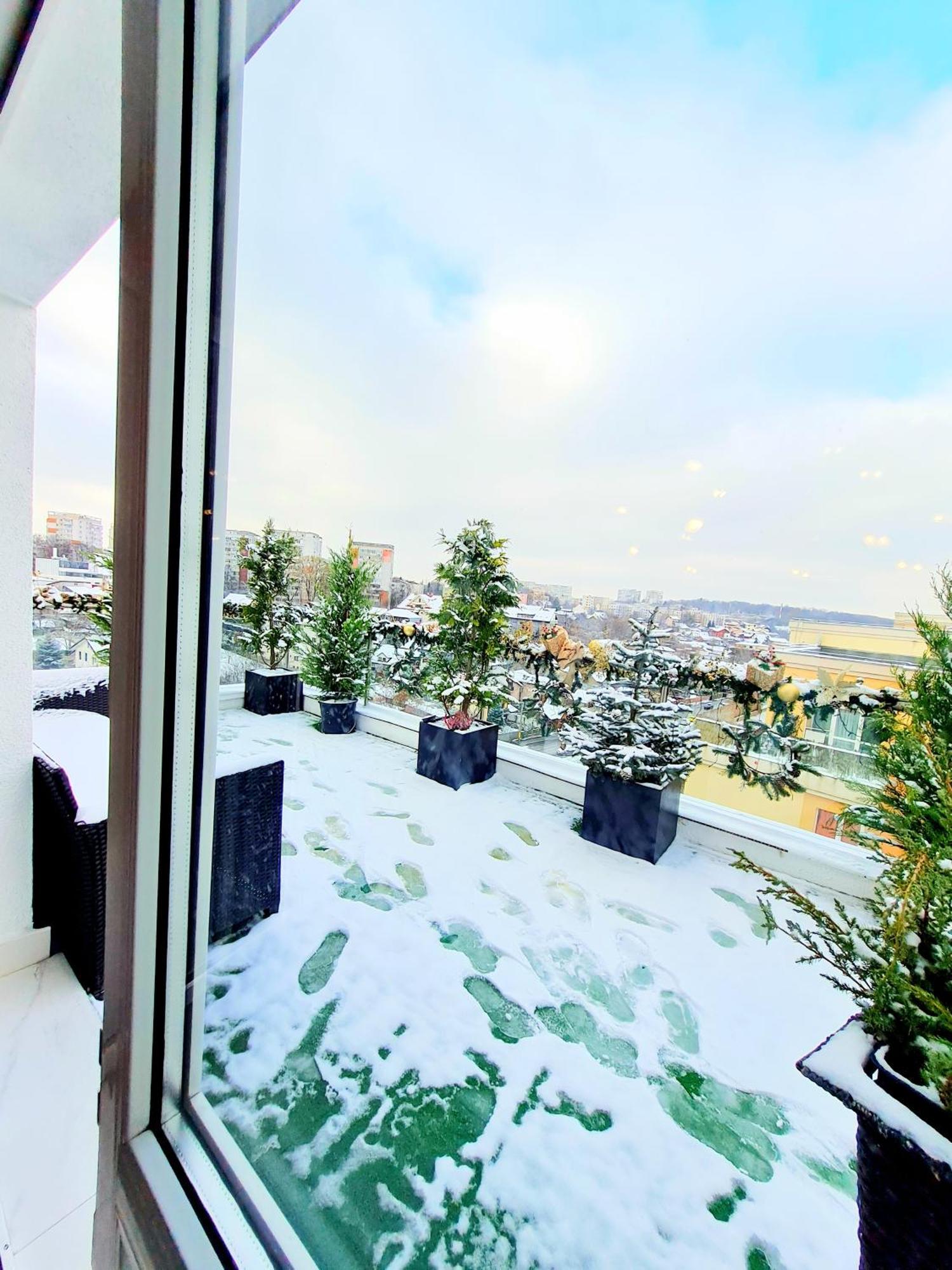 Penthouse Aeroport Iasi Apartment Luaran gambar