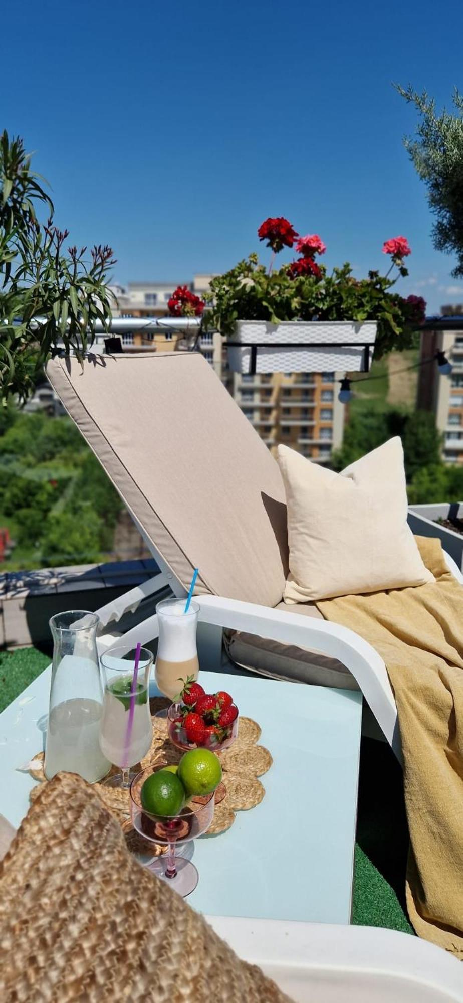 Penthouse Aeroport Iasi Apartment Luaran gambar